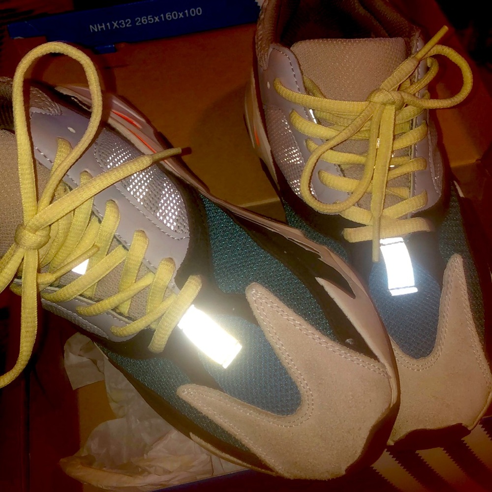 Yeesy Boost 700 wave runner size 5